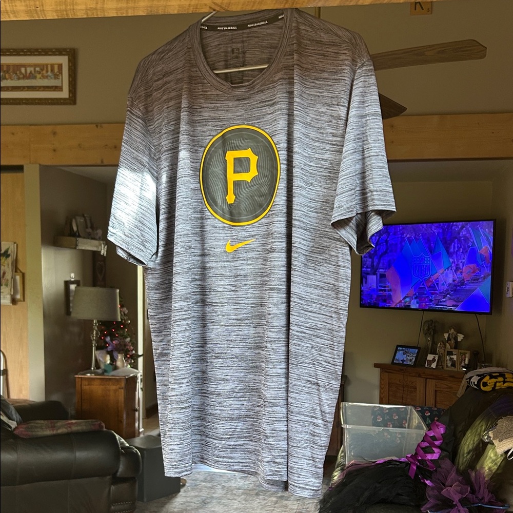 Nike Gray and Yellow Men's Short Sleeve Tee